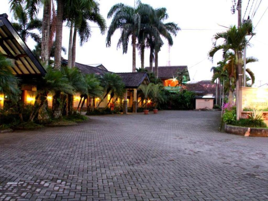 Augusta Sukabumi Hotel Buitenkant foto