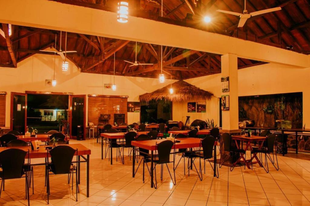 Augusta Sukabumi Hotel Buitenkant foto