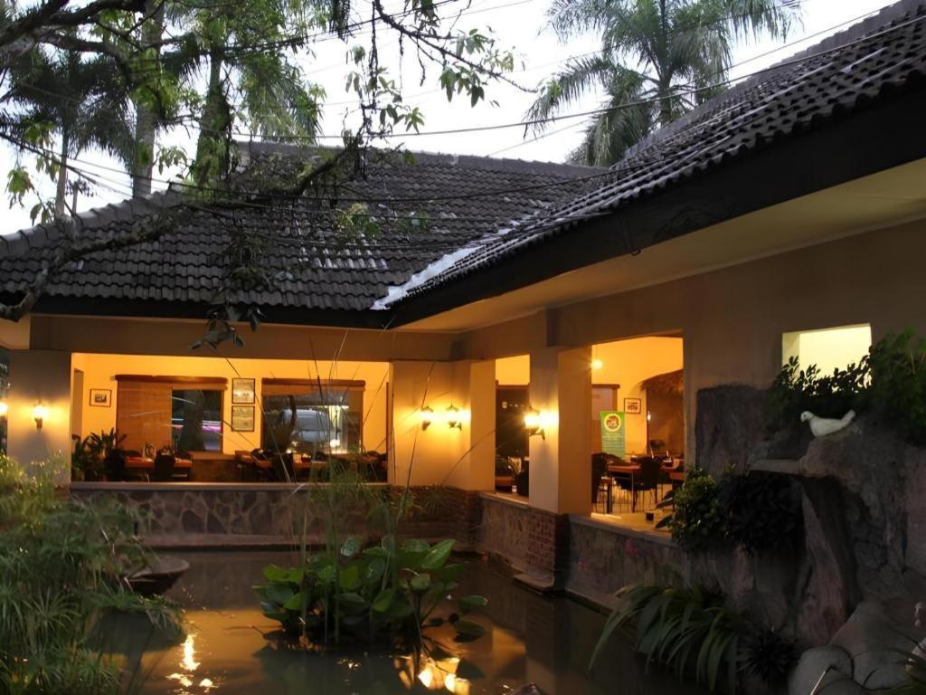 Augusta Sukabumi Hotel Buitenkant foto