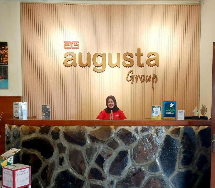 Augusta Sukabumi Hotel Buitenkant foto