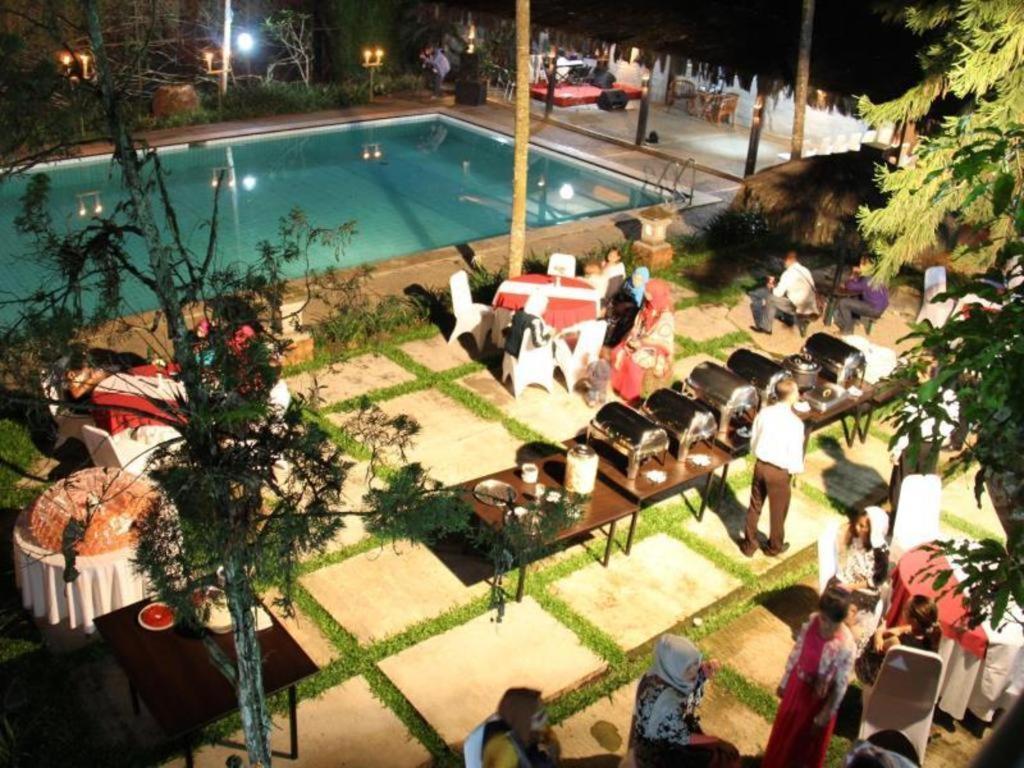 Augusta Sukabumi Hotel Buitenkant foto