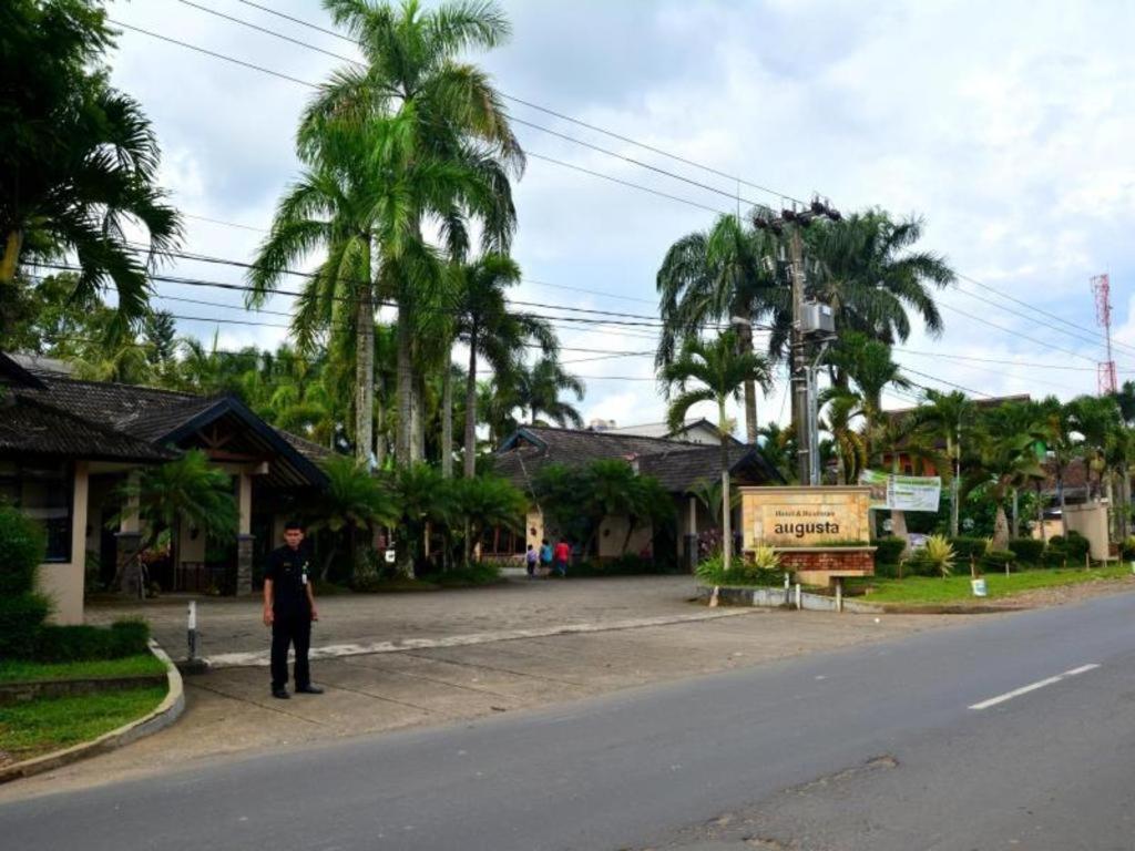 Augusta Sukabumi Hotel Buitenkant foto
