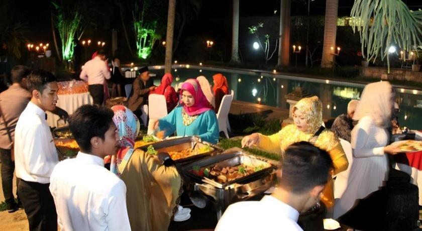 Augusta Sukabumi Hotel Buitenkant foto