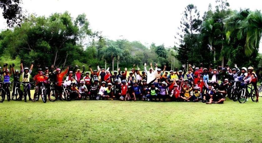 Augusta Sukabumi Hotel Buitenkant foto