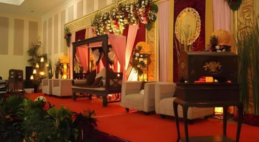 Augusta Sukabumi Hotel Buitenkant foto