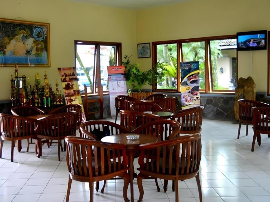 Augusta Sukabumi Hotel Buitenkant foto
