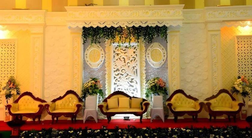 Augusta Sukabumi Hotel Buitenkant foto