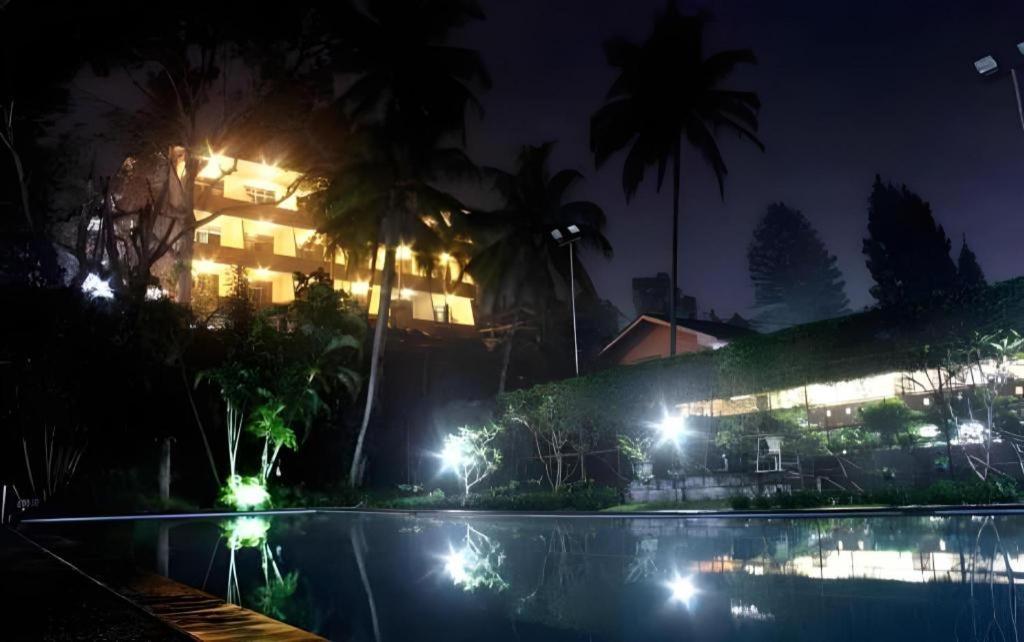 Augusta Sukabumi Hotel Buitenkant foto
