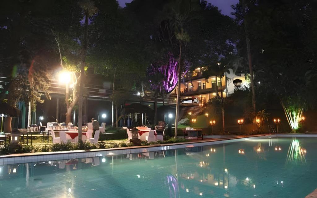 Augusta Sukabumi Hotel Buitenkant foto
