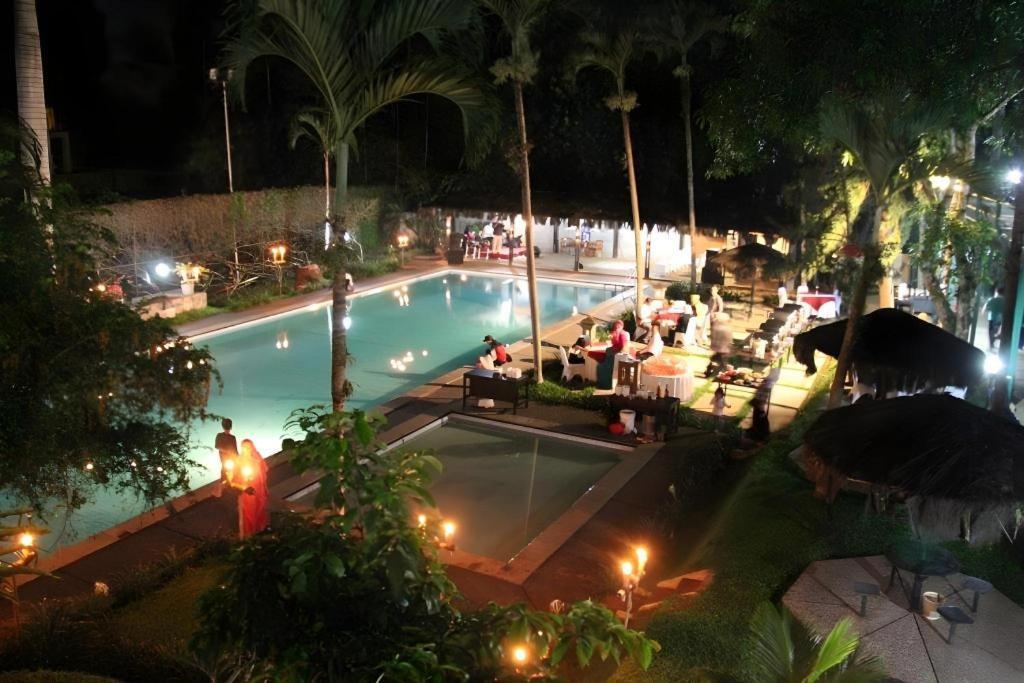 Augusta Sukabumi Hotel Buitenkant foto
