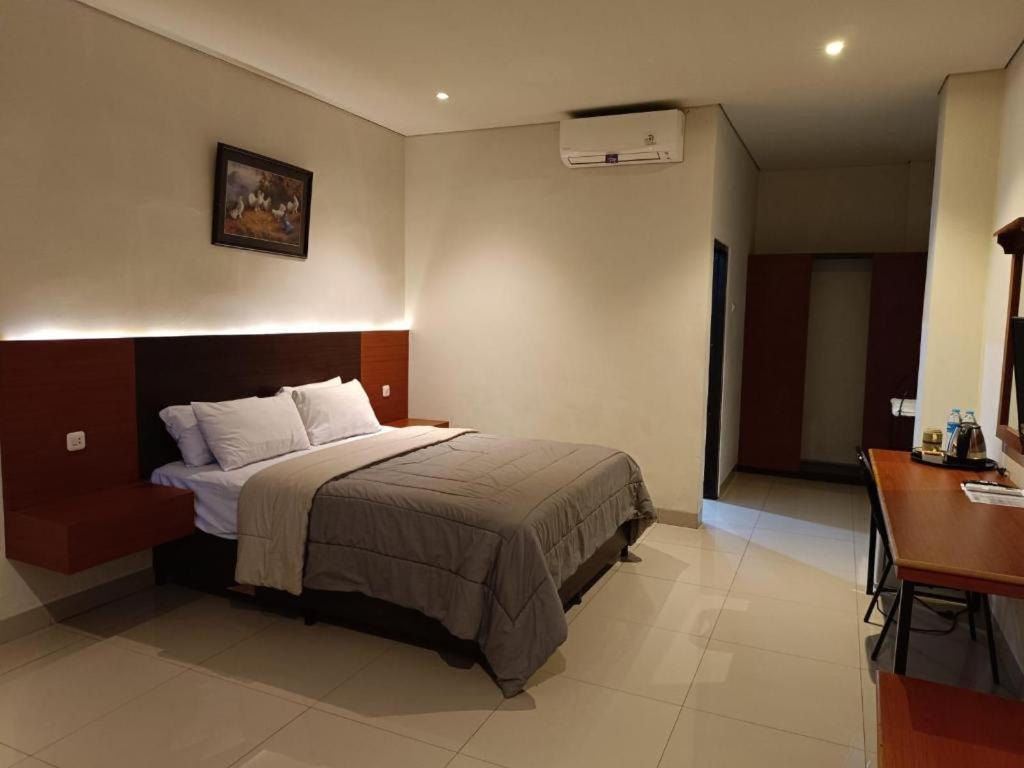 Augusta Sukabumi Hotel Buitenkant foto