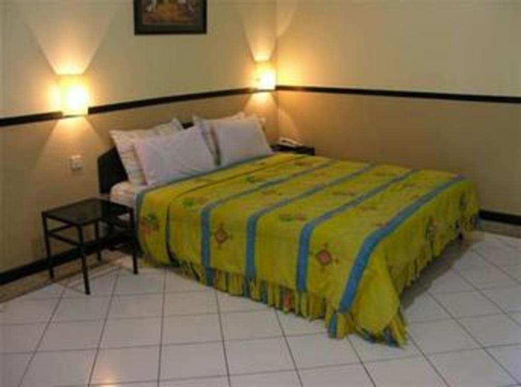 Augusta Sukabumi Hotel Buitenkant foto