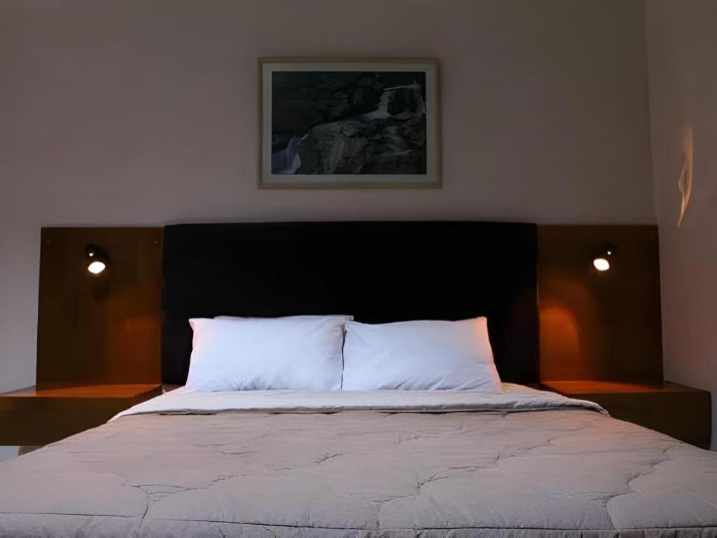 Augusta Sukabumi Hotel Buitenkant foto