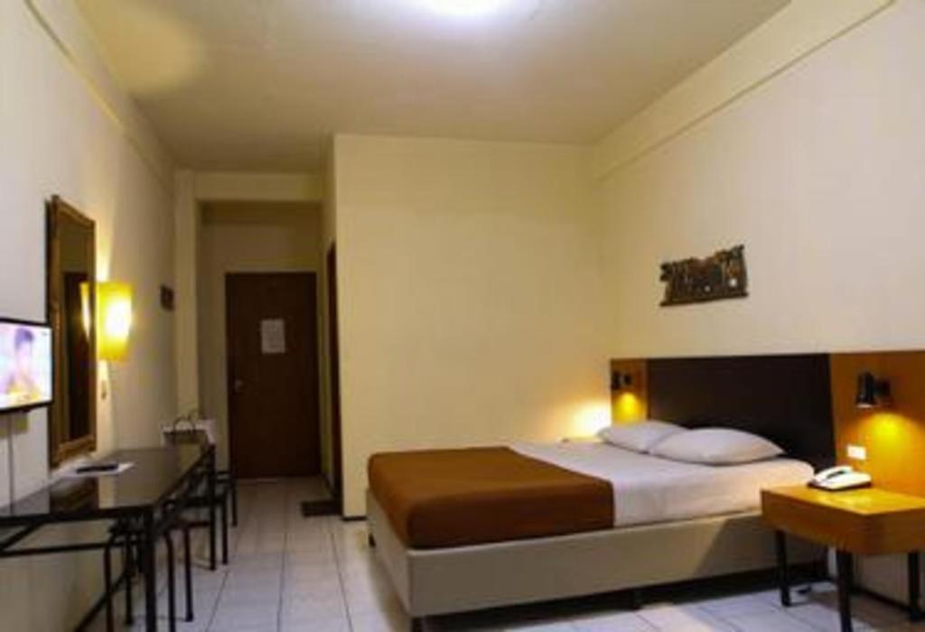 Augusta Sukabumi Hotel Buitenkant foto
