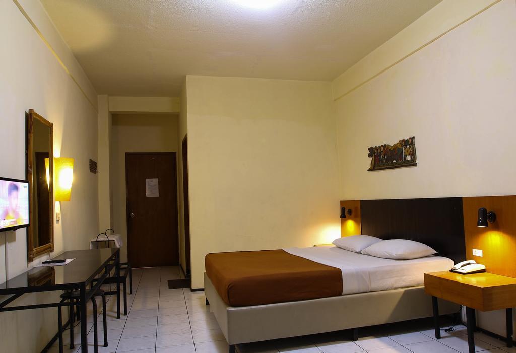 Augusta Sukabumi Hotel Buitenkant foto